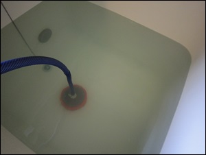 サクションホースで風呂水を取水してベランダ掃除をする